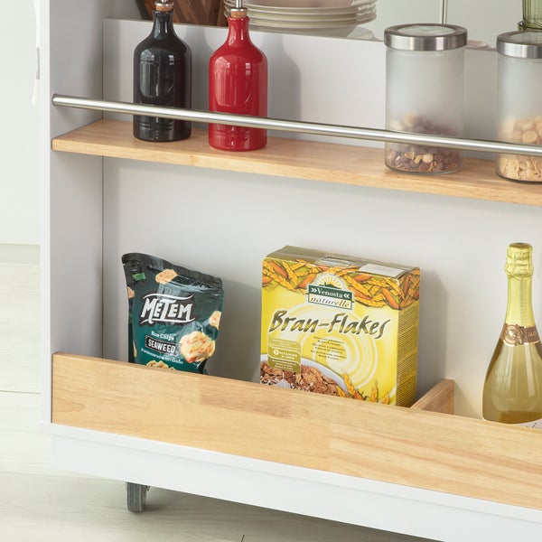 Detailansicht eines Küchenwagens mit Lebensmitteln auf den Regalen