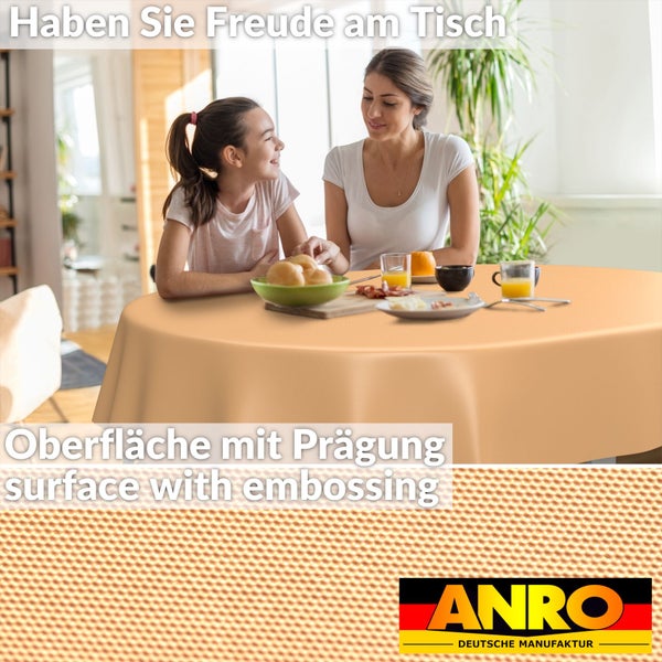 Mutter und Tochter sitzen an einem runden Tisch mit einer geprägten Tischdecke. Detailansicht der Oberflächenstruktur. ANRO Logo.