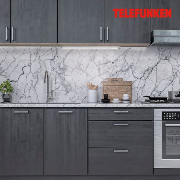 Moderne Küche mit dunkelgrauen Schränken, weißer Marmorrückwand und LED-Unterbauleuchte über der Spüle. Telefunken Logo.