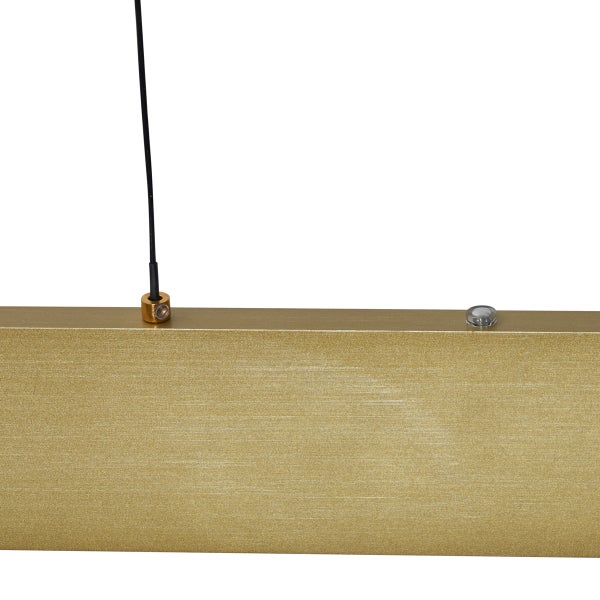 Detailansicht einer goldenen Lampe mit Aufhängung