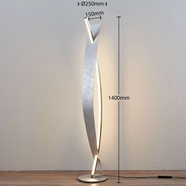 Moderne Stehleuchte mit zwei geschwungenen, silbernen Elementen und LED. Höhe 1400 Millimeter, Durchmesser 250 Millimeter.