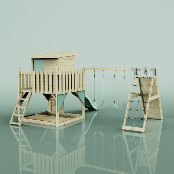 Spielturm aus Holz mit Spielhaus, Rutsche, zwei Schaukeln, Sandkasten und Klettergerüst.