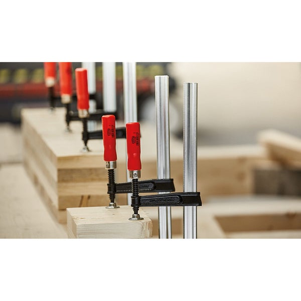 Holzwerkstücke mit Schraubzwingen fixiert