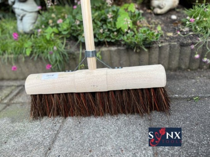 Holzbürste mit Borsten für Reinigungsarbeiten im Außenbereich