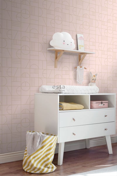 Kinderzimmer mit geometrischer Tapete, Wickelkommode, Regal und Wäschekorb