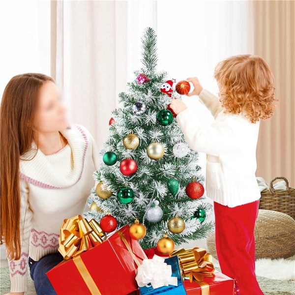 Dekorierter künstlicher Weihnachtsbaum mit Geschenken und Personen