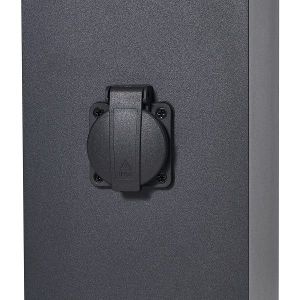 Schwarze Außensteckdose mit Klappdeckel und Schutzart IP54.