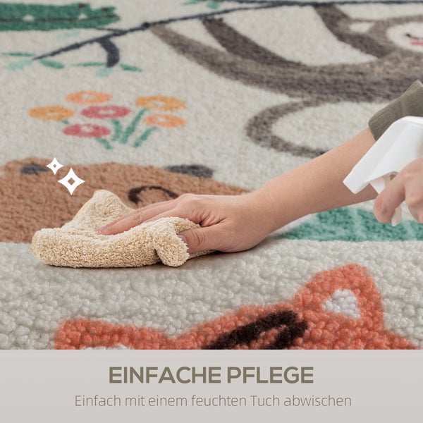 Reinigung eines Kinderteppichs mit Tiermotiven durch Abwischen mit einem feuchten Tuch. Einfache Pflege.