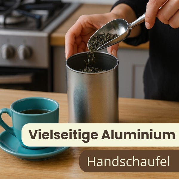 Eine Person füllt mit einer Aluminiumschaufel losen Tee in eine Dose. Eine Tasse Tee steht daneben.