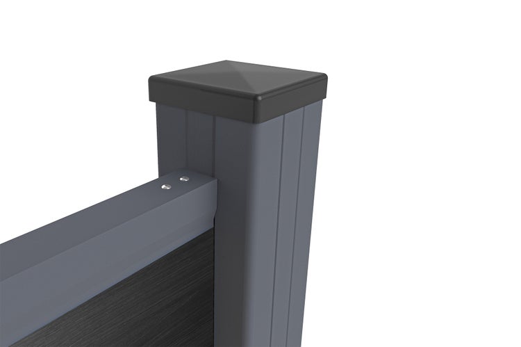 WPC-Zaunpfosten mit Pfostenkappe und angeschlossenem Zaunelement in Anthrazit.