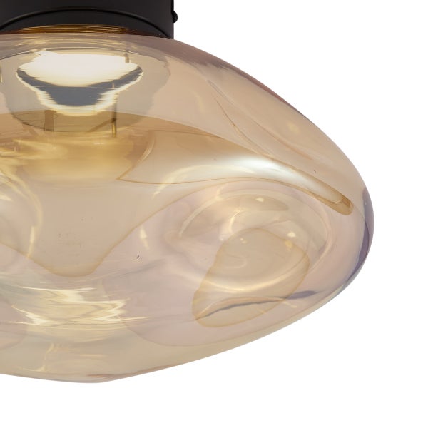 Nahaufnahme einer Deckenleuchte mit Glasschirm