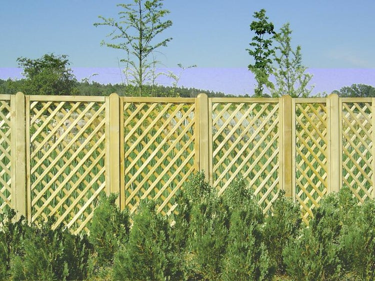 Holzzaun mit Rautenmuster im Garten