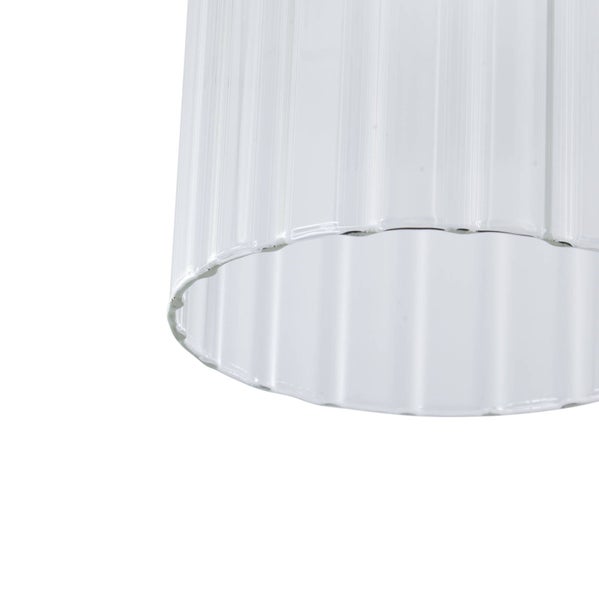Detailansicht eines Lampenschirms aus klarem, geriffeltem Glas mit vertikalen Rillen.