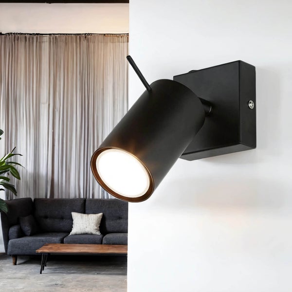 Schwarze Wandleuchte im modernen Wohnzimmer