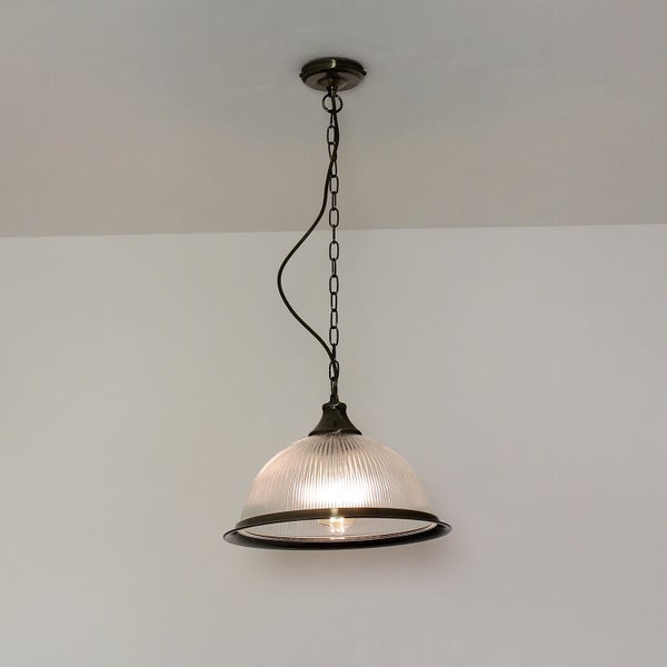 Hängelampe mit Kettenaufhängung und geripptem Glasschirm