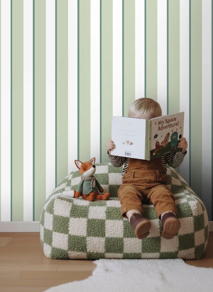 Zimmer mit gestreifter Tapete, Sitzsack, Stofftier Fuchs und Kind das ein Buch liest