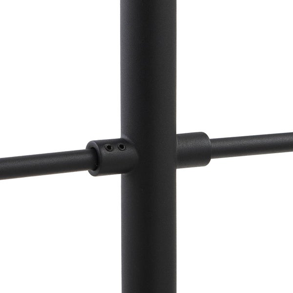 Detailansicht einer schwarzen Metallrohrverbindung