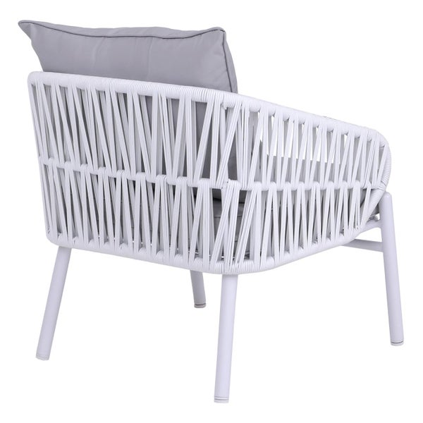 Lounge-Sessel mit weißem Seilgeflecht, Metallbeinen und grauen Sitzkissen.