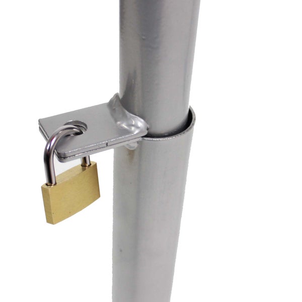 Vorrichtung mit Vorhängeschloss an einem Metallpfosten