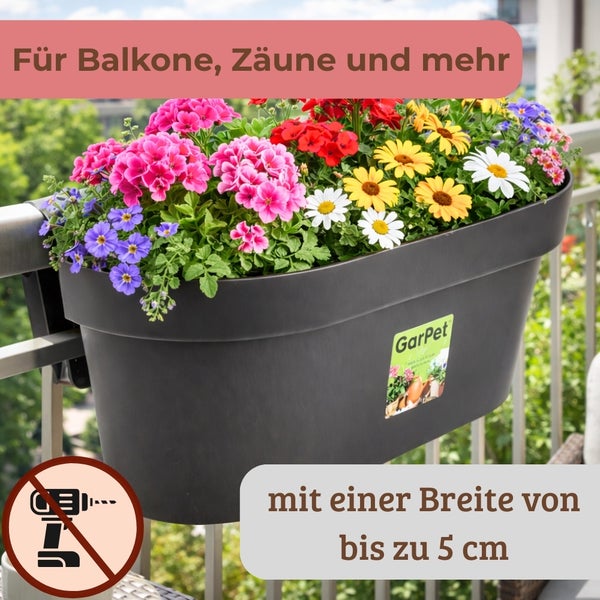 Anthrazitfarbener Balkonkasten mit bunten Blumen am Geländer befestigt. Montage ohne Bohren für Geländerbreiten bis zu 5 Zentimeter.