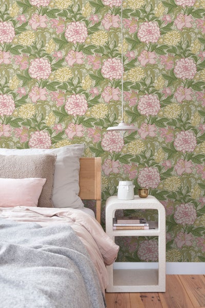 Schlafzimmer mit floraler Tapete, Bett und Nachttisch