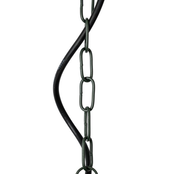 Detailansicht der Aufhängung mit schwarzem Kabel und dunkelgrüner Metallkette für eine Pendelleuchte.