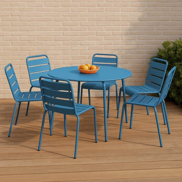 Blaues Gartenset aus Metall mit rundem Tisch und fünf Stühlen auf einer Holzterrasse.