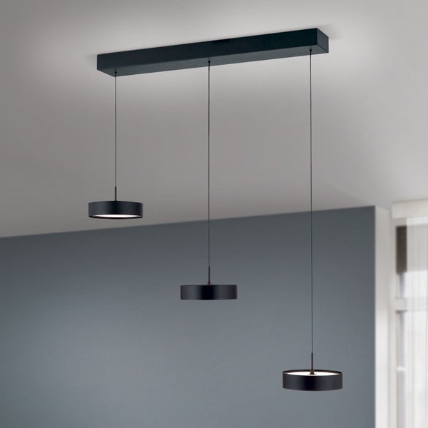 Moderne dreiflammige Pendelleuchte mit runden Leuchtenkoerpern und langlicher Deckenhalterung in minimalistischem Design fuer den Wohnbereich.