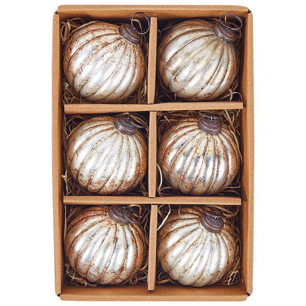 Set mit sechs silbernen Weihnachtsbaumkugeln aus Glas in antiker Optik mit gerippter Oberfläche in einer Aufbewahrungsbox aus Karton.