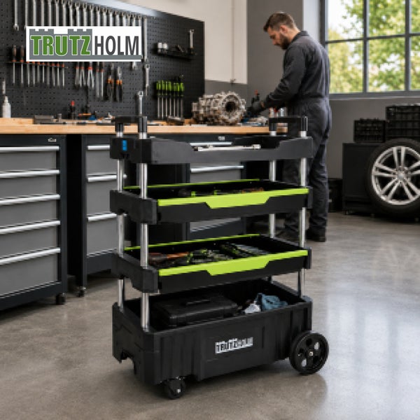 Trutzholm Werkstattwagen mit vier Etagen in einer Werkstatt mit einem arbeitenden Mechaniker im Hintergrund.