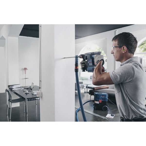 Sukkulentenarrangement in einem strukturierten Pflanzgefäß mit Untersetzer