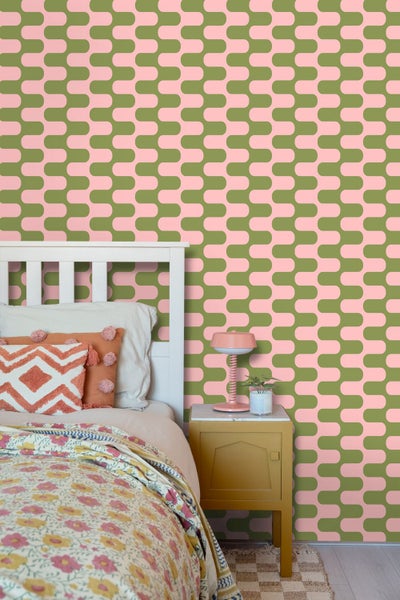 Schlafzimmer mit Bett, Nachttisch und Tapete mit geometrischem Muster