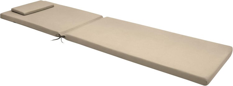 Beige Polsterauflage für Gartenliege mit integriertem Kopfkissen und Haltebändern.