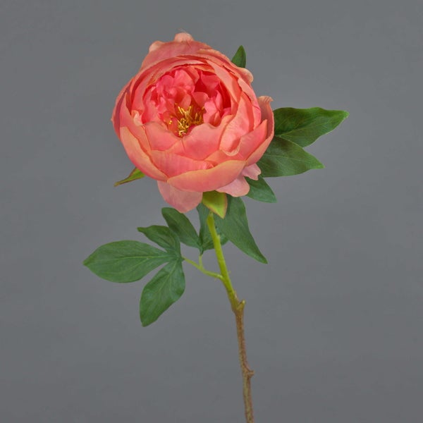 Künstliche Pfingstrose aus Textilmaterial, lachsfarbene Blüte mit gelben Staubblättern.