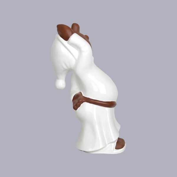 Dekorative Wichtel-Figur aus Keramik in Weiß und Braun.