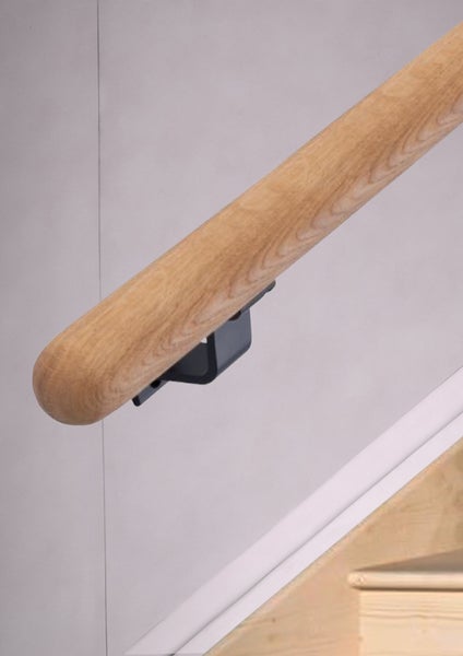 Detailansicht eines schwarzen Heizkörpers mit Befestigungselement