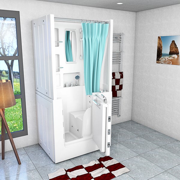 Weiße Sitzbadewanne mit Dusche, Tür, integriertem Sitz, Handbrause, Spiegel und hellblauem Vorhang in einem hellen Badezimmer.