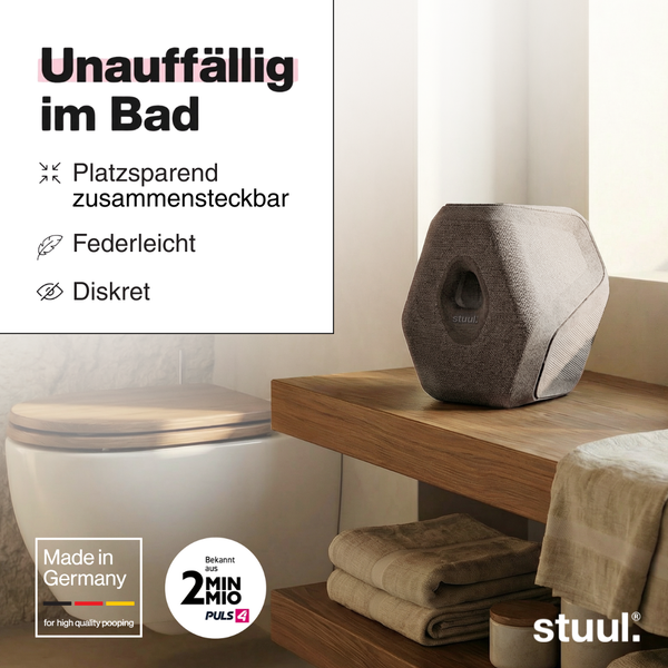 Zweiteiliger stuul. Toilettenhocker auf Holzregal im Bad. Platzsparend, leicht, diskret, hergestellt in Deutschland. stuul. Logo.