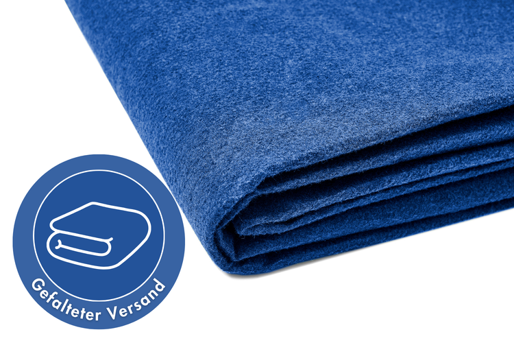 Rasenteppich mit Drainagenoppen auf der Unterseite. Wasser fließt durch das Material zur Veranschaulichung der Durchlässigkeit.