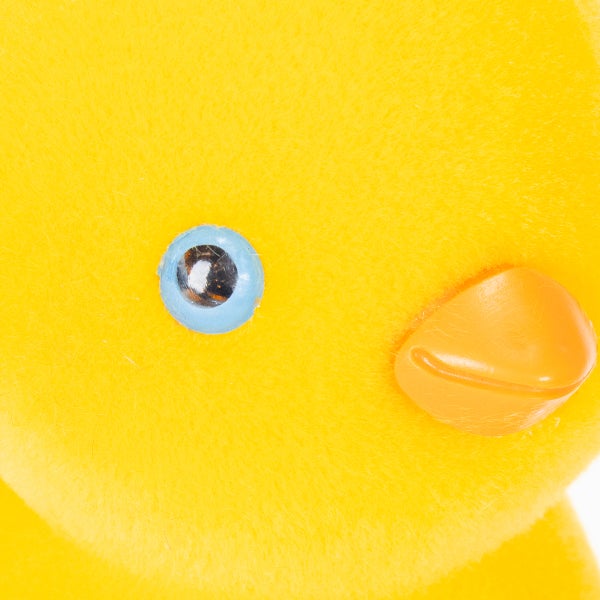 Nahaufnahme einer gelben Badeente mit Schnabel und Auge