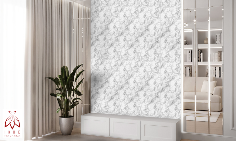 Modernes helles Wohnzimmer mit Wandpaneelen in Marmoroptik, einem weißen Sideboard, einer großen Zimmerpflanze und bodenlangen hellen Vorhängen.