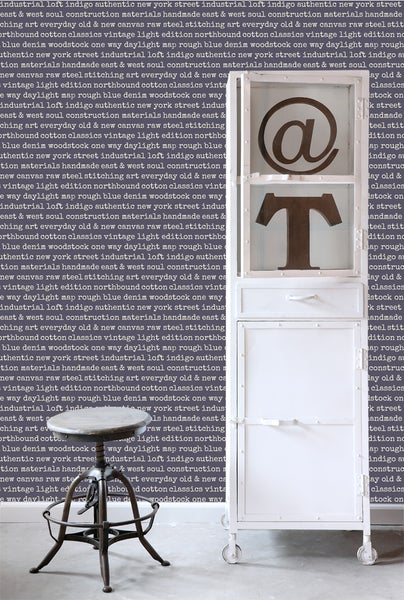 Dekoratives Regal mit Metallrahmen, Fächern mit Symbolen und einem Industriehocker