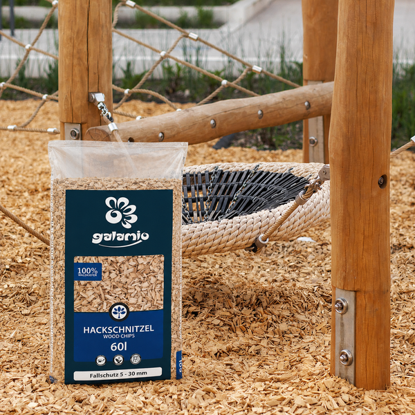 60 Liter Sack Galamio Hackschnitzel 5 bis 30 Millimeter aus Waldkiefer als Fallschutz auf einem Spielplatz. Galamio Logo ist sichtbar.
