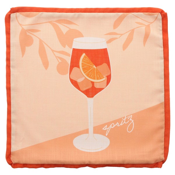 Quadratisches, oranges Dekokissen mit Spritz-Motiv, Glas mit Eiswürfeln und Orangenscheibe, Textilschriftzug Spritz.