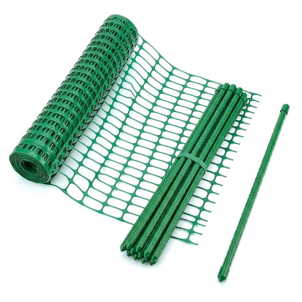 Grüner Kunststoff-Gartenzaun auf Rolle mit passenden Stützpfosten.