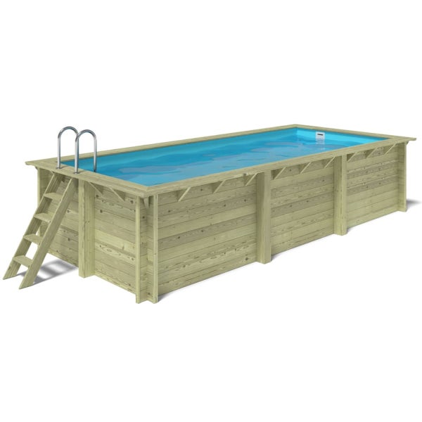 Rechteckiger Holzpool mit Leiter und blauem Wasser