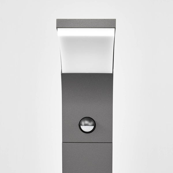 Moderne Außenleuchte in Anthrazit mit integriertem Bewegungsmelder und weißem Diffusor.