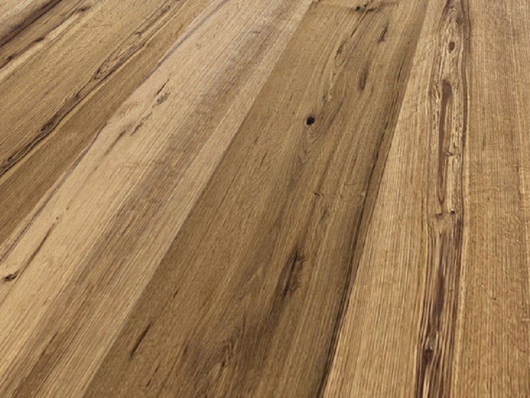 Nahaufnahme von Holzdielen mit natürlicher Maserung und Astlöchern in rustikaler Optik.
