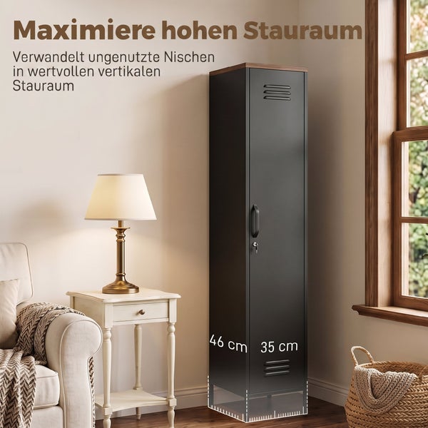 Hoher Metallschrank als vertikaler Stauraum in einem Wohnzimmer mit angrenzendem Beistelltisch und Sessel.