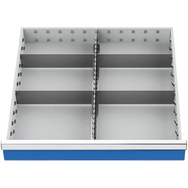 Rechteckiger Sisalteppich mit schwarzer Bordüre auf hellem Parkettboden in einem hellen Wohnzimmer mit Beistelltisch, Korb und Holzregal.